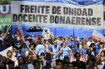 Los docentes bonaerenses exigen aumento salarial a Kicillof