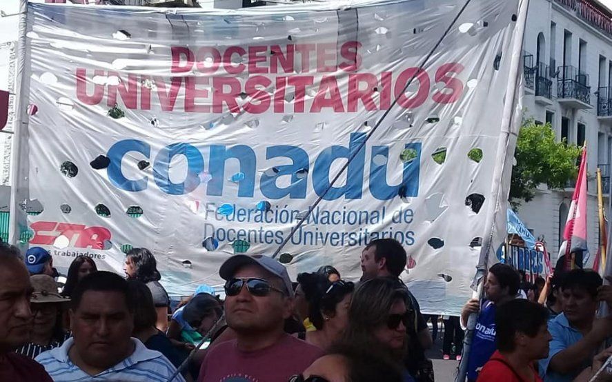 Docentes universitarios realizarán un paro de 72 horas en reclamo de ...