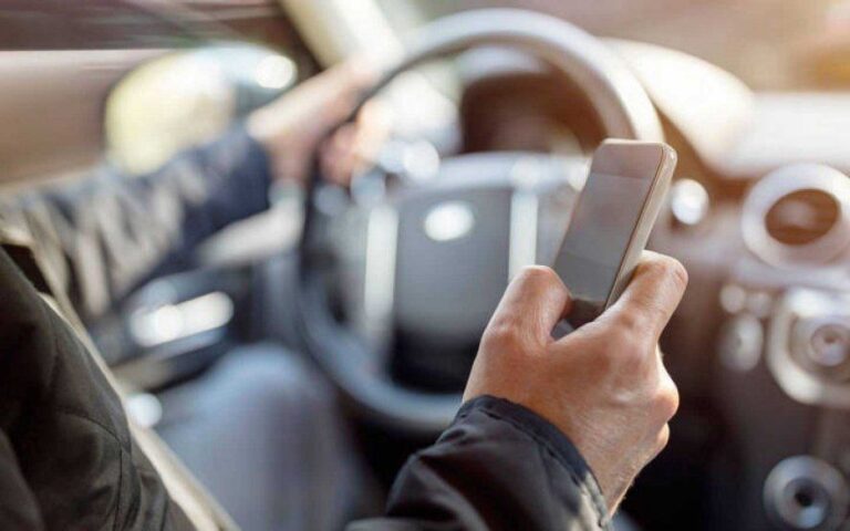Las 5 mentiras piadosas que usamos para mirar el teléfono mientras manejamos