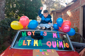 Martín festejó su última quimioterapia con globos y carteles