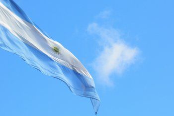 un tenor platense le puso voz a la aurora en el acto por el dia de la bandera