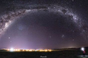 la increible fotografia de la via lactea sobre sierra de la ventana