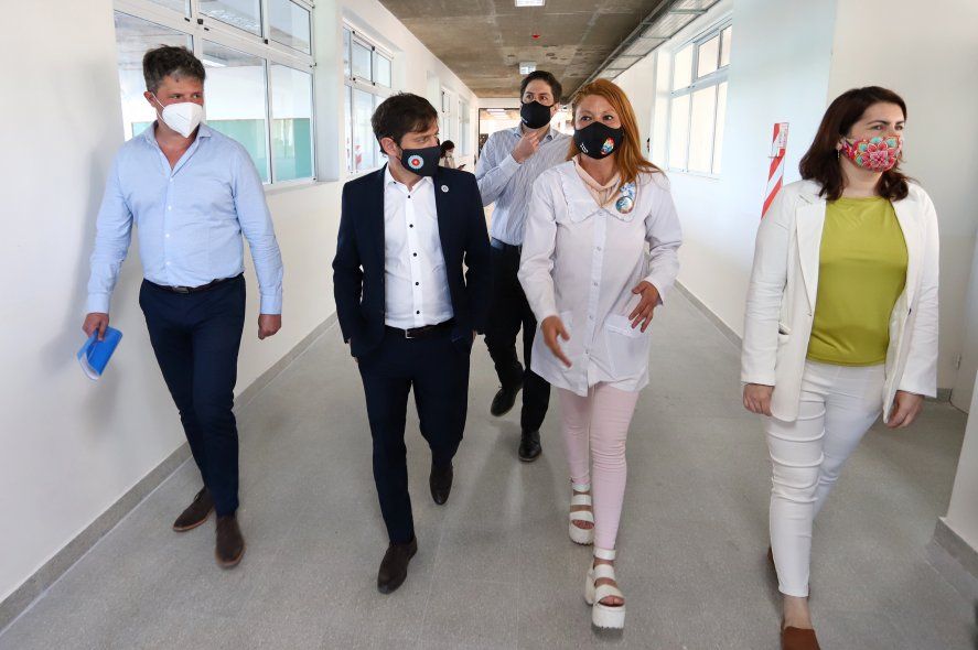 El gobernador Axel Kicillof junto al ministro de Educación, Nicolás Trotta, y la intendenta de Moreno, Mariel Fernández, recorrió las obras de la escuela primaria.