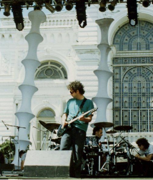 Prueba de sonido de Gustavo Cerati en el escenario del recital de 1995 en La Plata frente a la Municipalidad 