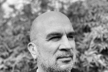 Carlos Gavazzi es periodista y escritor. Su novela Salir de acá se presenta el viernes 9 de septiembre.