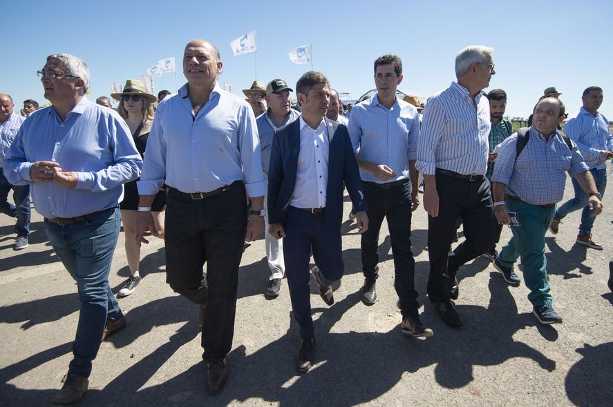 Axel Kicillof y "la tropa K" en Expoagro. Recorrieron los stands y conversaron con productores.