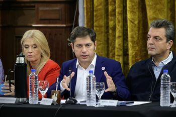 Axel Kicillof lideró una cumbre peronista en La Plata para analizar el DNU de Milei.