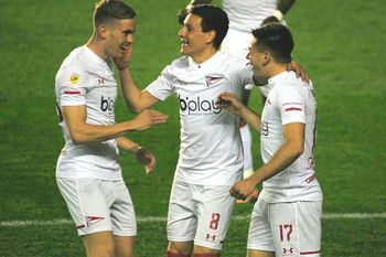 Estévez en pleno festejo de gol de Estudiantes ante Banfield.