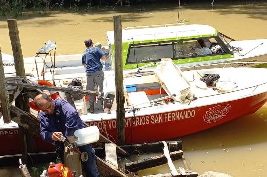 Bomberos de San Fernando combaten incendios en el delta