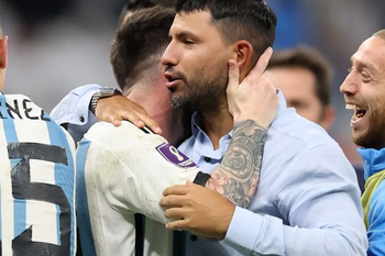 el kun vuelve a las canchas: sera el jugador 12 y su tecnico sera un ex goleador del futbol argentino