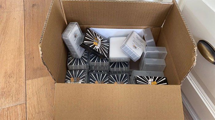 Mas de 1500 cajas llenas de mazos de cartas inclusivas volaron a Estados Unidos y Europa como "Las barajas de la igualdad" 