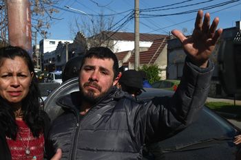 El padre de Morena al llegar a la comisaría de Lanús