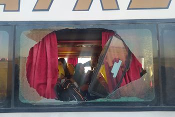 atacaron a piedrazos a un micro y una docente jubilada de la plata resulto herida