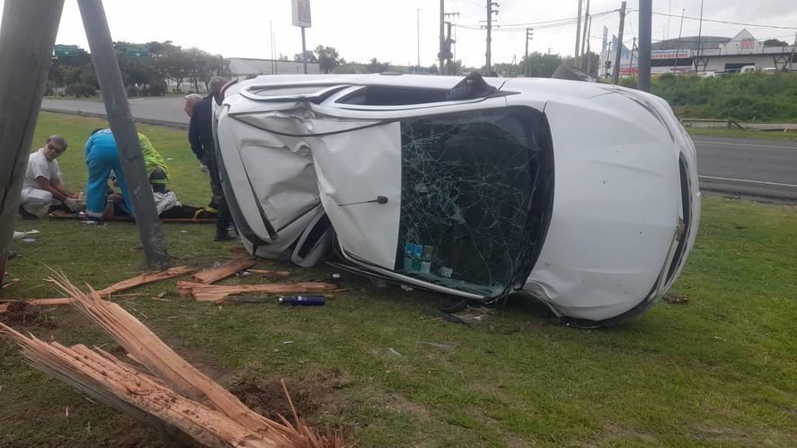Iban en un auto, chocaron contra una columna y volcaron: el vehículo ...