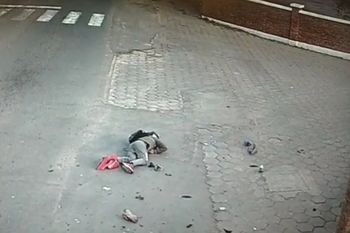 un motociclista en grave estado tras volar por los aires