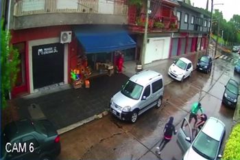 mira como para robarle el auto lo atacaron a culatazos en la cabeza