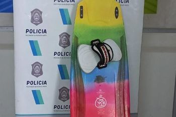 en una celada cayo una mujer que quiso vender una tabla de kite surf robada