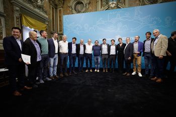 El gobernador de la provincia, Axel Kicillof, junto a parte de los intendentes que firmaron el convenio.