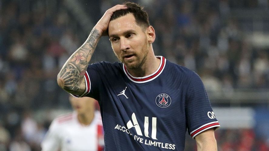 A Messi no le gustó el cambio pero hoy se confirmo que su rodilla está comprometida. Pochettino tenía razón.