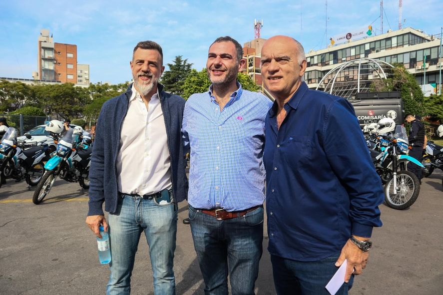 Adrián Urreli (centro) junto al secretario de seguridad de Lanús, Diego Kravetz (izquierda) y al intendente Néstor Grindetti (derecha).