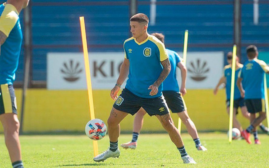 Alan Marinelli, apuntado por Estudiantes, en una práctica de Rosario Central.