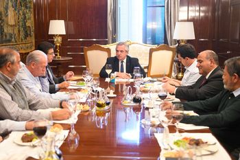 Alberto Fernández en una de las tantas reuniones entre autoridades de la CGT y la UIA
