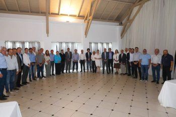 Alberto Fernández tuvo su contracumbre junto a intendentes bonaerenses.