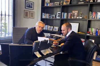 Alberto Fernández junto a Martín Guzmán en la Quinta de Olivos.