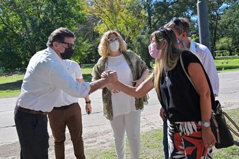 El director general de Cultura y Educación, Alberto Sileoni, junto a la subsecretaria de Educación, Claudia Bracchi (detrás, en el medio), recorrieron distintas escuelas a 22 días del comienzo de las clases