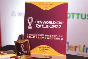 El álbum de figuritas del mundial llegó a una reunión de la Secretaría de Comercio.
