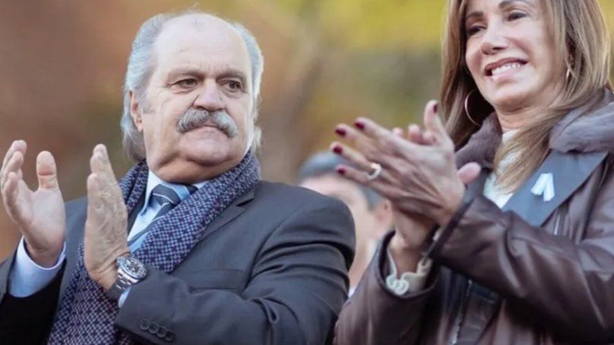 Alejandro Granados, intendente de Ezeiza, junto su esposa, Dulce.