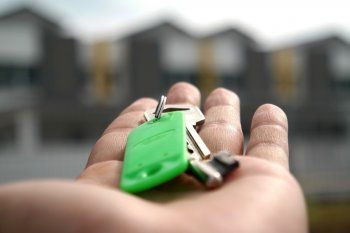 El casco de La Plata crece en edificaciones , sin embargo los platenses no acceden a su propia vivienda y son desplazados hacia los barrios de las periferias.