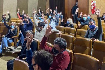 La Agremiación Médica platense votando el rechazo a la oferta del IOM 
