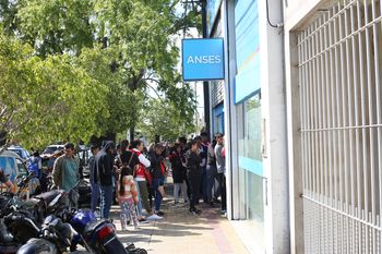 Largas colas por el bono de 45 mil pesos en oficinas de Anses.