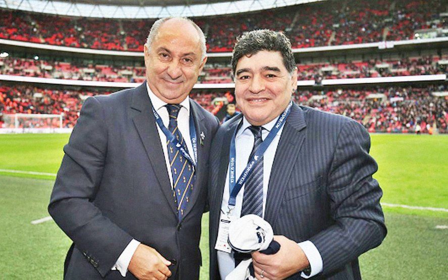 Ardiles, junto a Maradona en Inglaterra.