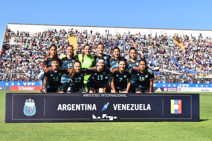 El once titular de la Selección Argentina de fútbol femenino en La Rioja. (Foto: prensa AFA)