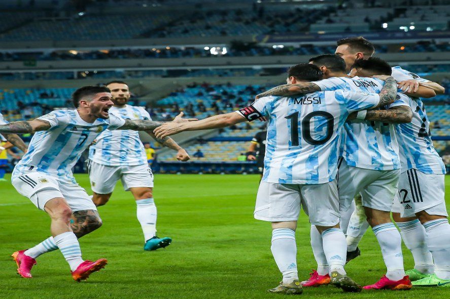 La Selección Argentina festeja el gol de Ángel Di María en la final ante Brasil
