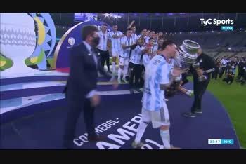 Lionel Messi levantó la Copa y Argentina campeón
