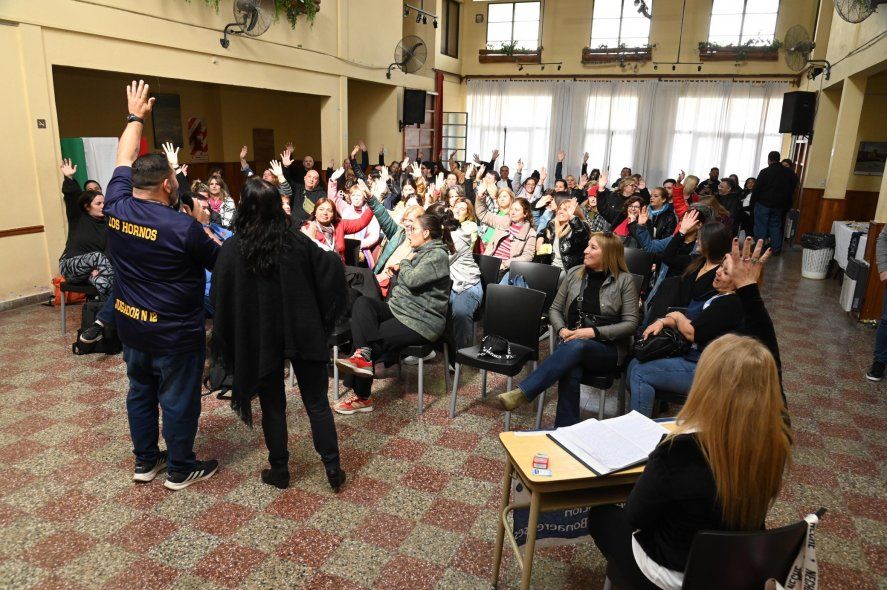 La UDEB La Plata decidió hacer un paro durante una asamblea.