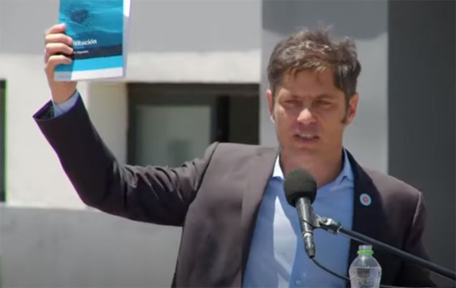 Axel Kicillof alzó una Constitución y le respondió a Javier Milei: “Quiero decirle al presidente que tengo minoría en las dos cámaras”