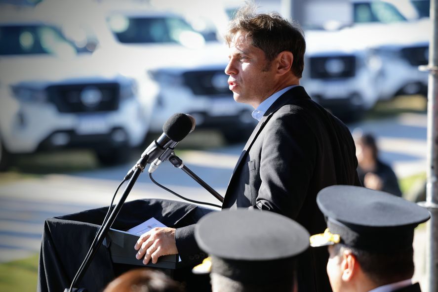 El gobernador saludó a 3.492 cadetes de la Policía bonaerense en la Escuela Juan Vucetich.
