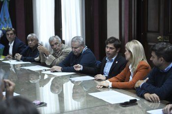 El gobernador Axel Kicillof convocó a las PASO, pero no dijo nada sobre la fecha de las elecciones generales, lo que deja abierta la posibilidad de desdoblar.
