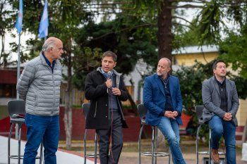 El gobernador Axel Kicillof firmó convenios para asfaltar municipios del conurbano.