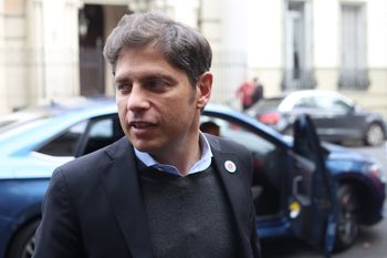 Axel Kicillof, recién llegado a la reunión. Foto Daniel Olivero.