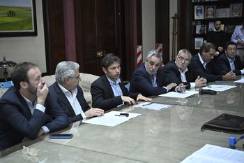 Intendentes de 16 municipios gobernados por Juntos pusieron la firma luego del faltazo de la semana pasada. El fondo reparte más de 45 mil millones para obras.