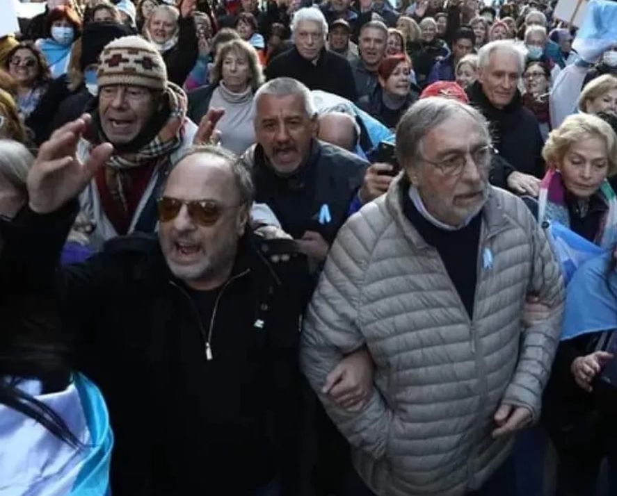 Baby Etchecopar y Luis Brandoni del brazo, encabezando la marcha opositora de la que participó también la señora que acusó a Cristina Kirchner y Amado Boudou de 