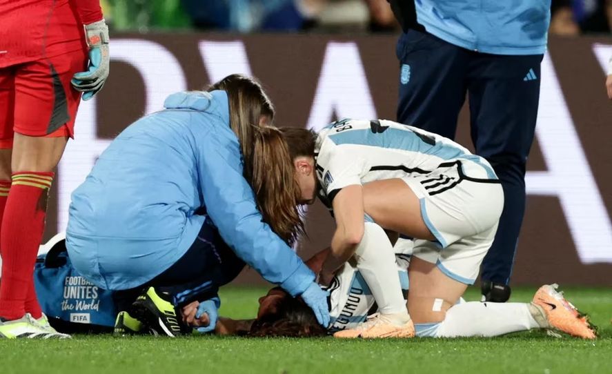 Estefanía Banini consuela a Florencia Bonsegundo luego de su lesión.