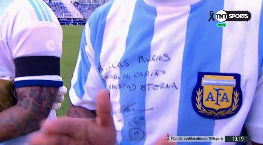 Lucas Barrios lució una camiseta firmada por Diego Maradona