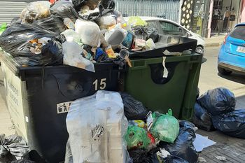 San Nicolás tapada de basura por el paro de camioneros
