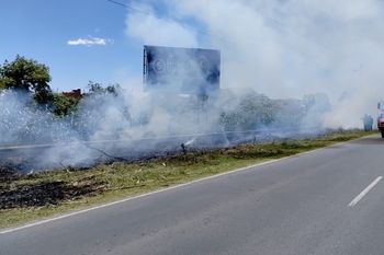 colocaba un cartel publicitario y recibio una descarga electrica: cuerpo con quemaduras e incendio